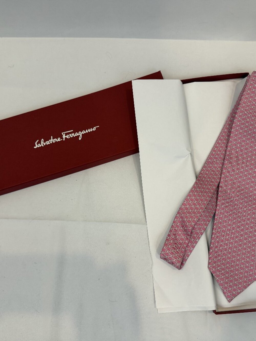 Salvatore Ferragamo Pink Gancini Chain Link Print Silk Tie Made in Italy w/ Box